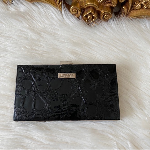 Miche Wallett with Chain - Picture 8 of 11